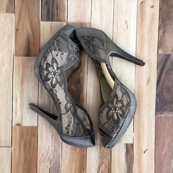 Coach and four heels - Picture 7 of 11